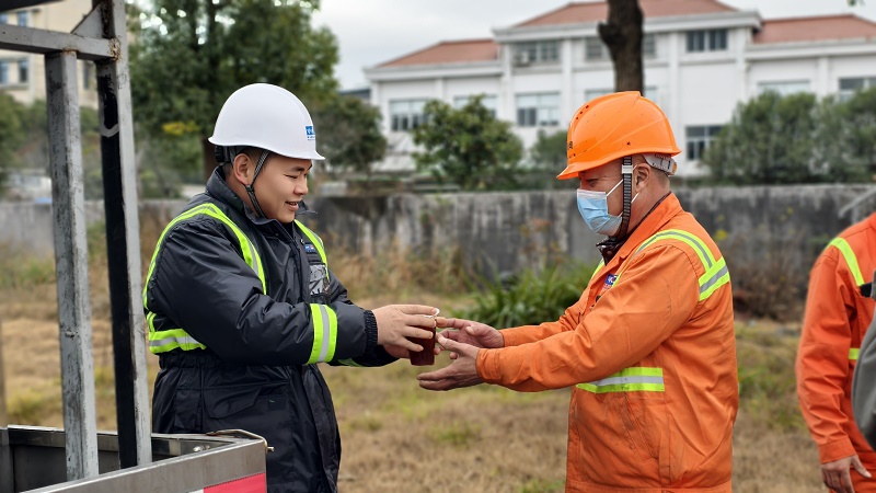 冬送姜茶，温暖人心——龙湾公司开展为一线职工送姜茶活动