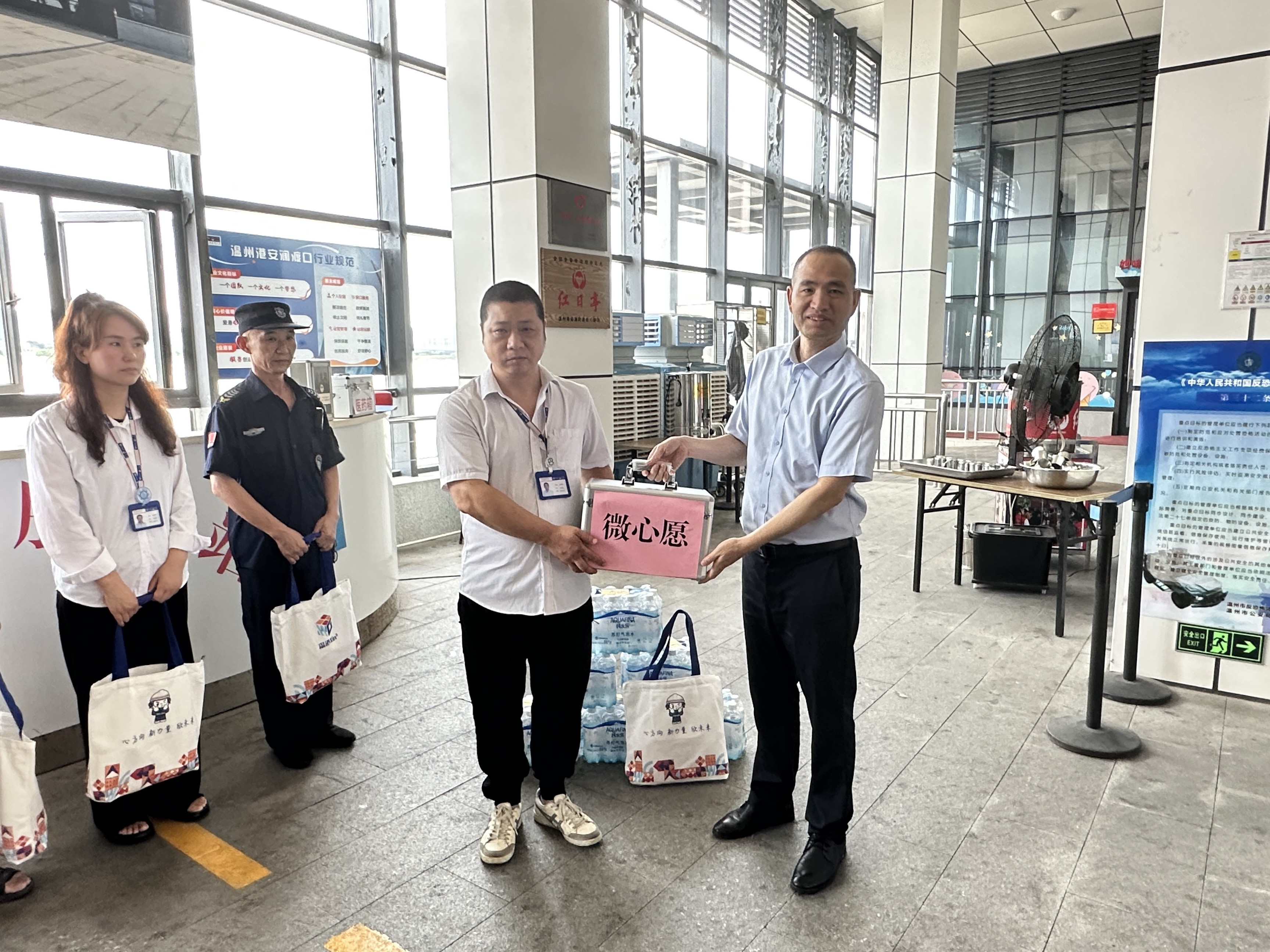 温州港集团党委副书记、工会主席黄兆林赴物管公司慰问一线员工