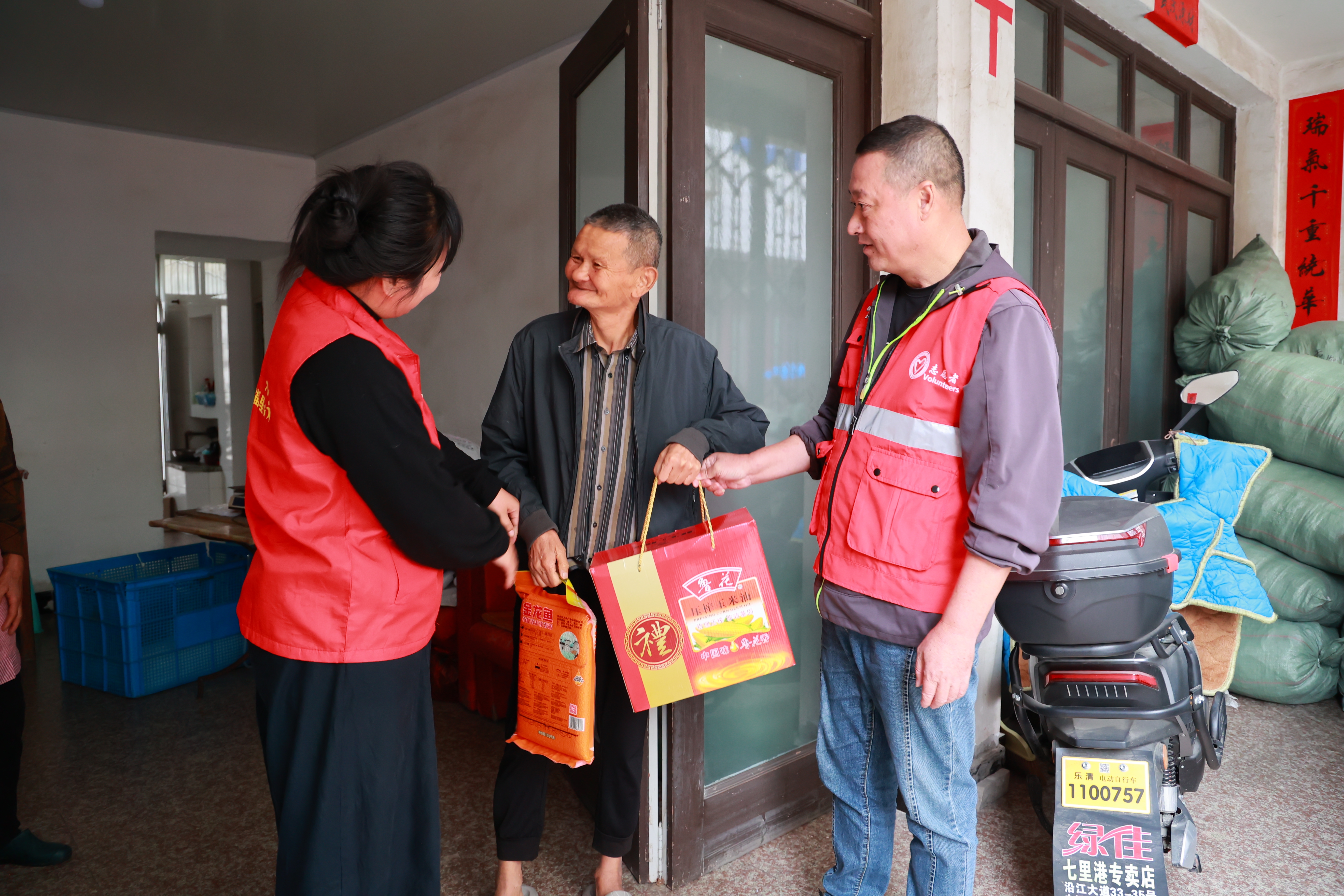 情暖重阳 爱在延续 金洋公司慰问周边村l孤寡老人