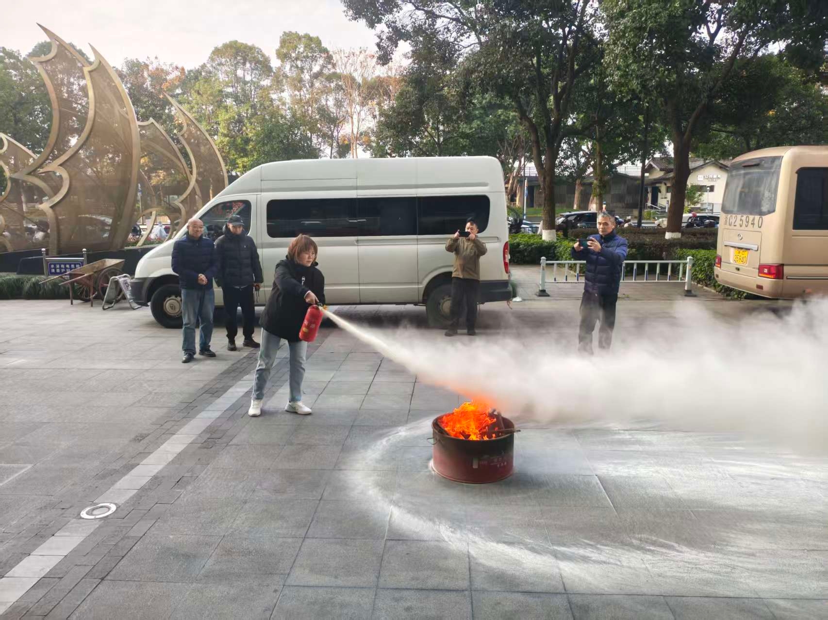 公司联合海港大厦物业开展消防培训演练