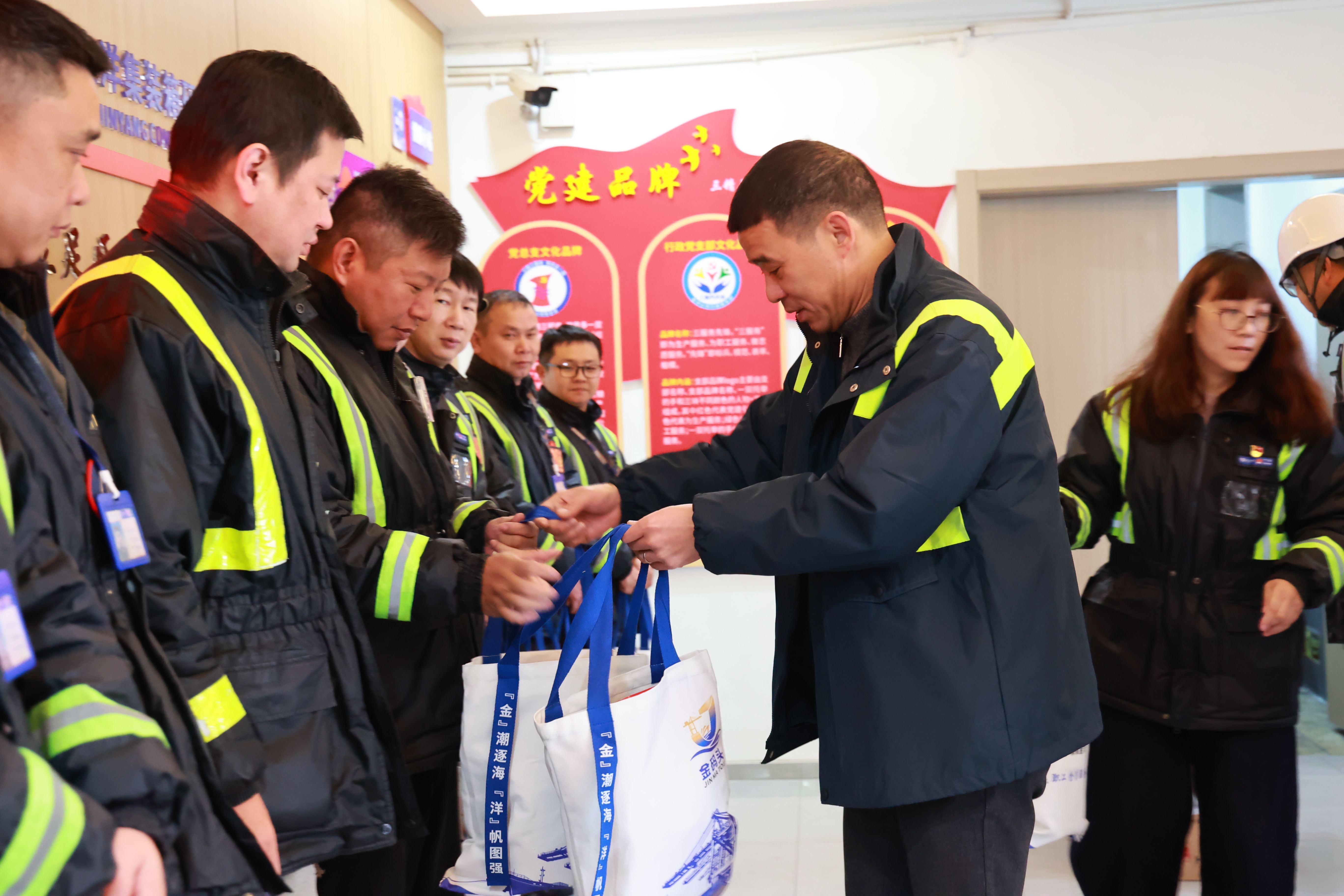 董理一行赴金洋公司开展节前安全检查与慰问