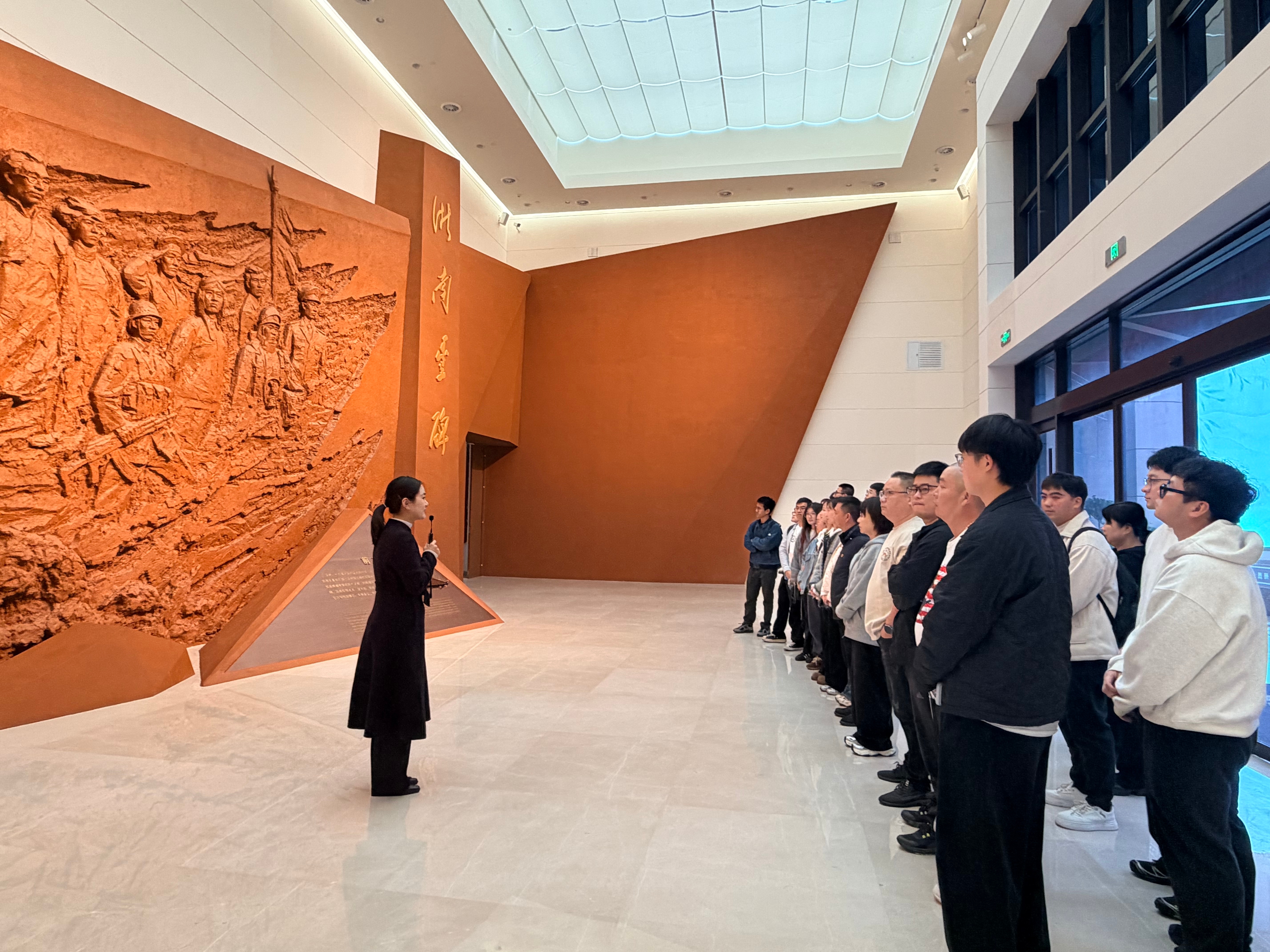 缅怀革命先烈 汲取奋进力量 ——乐清湾公司开展清明主题党日活动