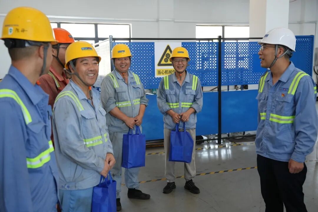 高温慰问赴一线，点滴关怀沁人心